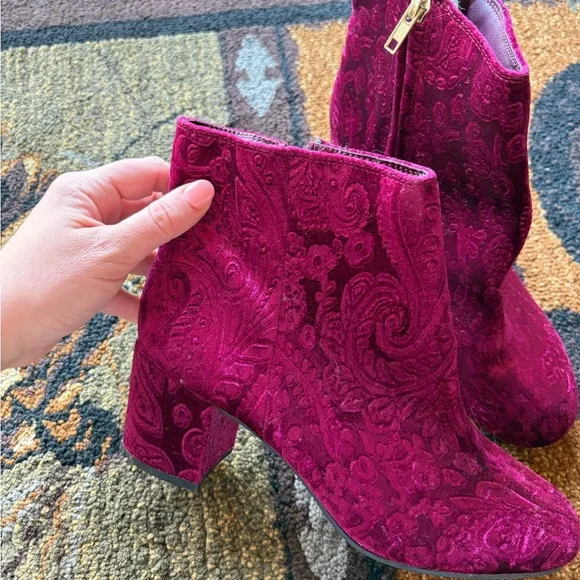 NWT Zigi Soho Nydia Velvet Floral Embossed Block Heel Ankle Boots Wine size 8 - Picture 3 of 4